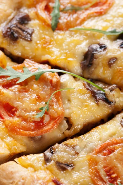Pizza con funghi e pomodori — Foto Stock