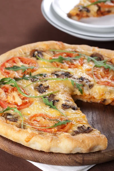 Pizza con champiñones y tomates — Foto de Stock