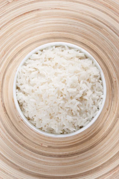 Ryż w misce na płyty bambusowe — Zdjęcie stockowe