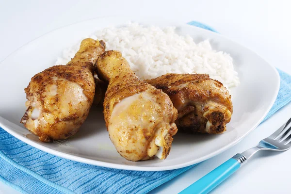 Gebratene Hühnerkeulen mit gekochtem Reis — Stockfoto