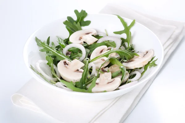 Salada com rúcula e cogumelos — Fotografia de Stock