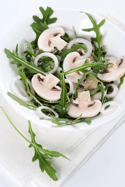 Salada com rúcula e cogumelos — Fotografia de Stock