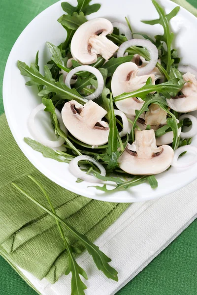 Salat mit Rucola und Pilzen — Stockfoto