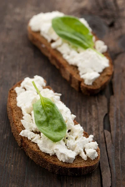 Sandwich with cottage cheese and spinach — Stock Photo, Image