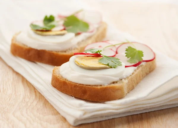 Sandwich with egg and radish — Stock Photo, Image