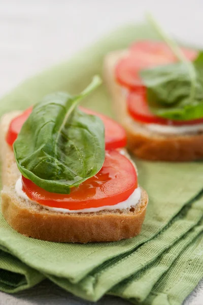 Sandwich with tomato and spinach — Stock Photo, Image