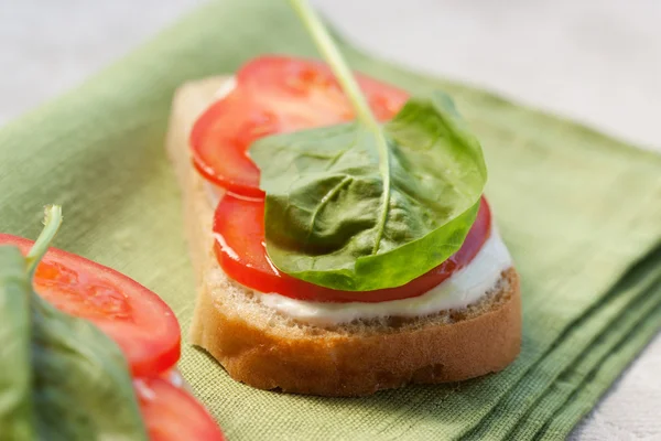Sanduíche com tomate e espinafre — Fotografia de Stock
