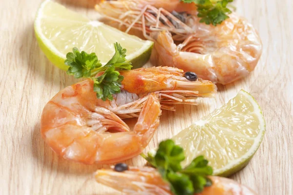 Shrimps with parsley and lemon — Stock Photo, Image