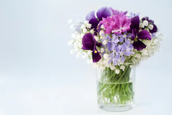 Fleurs de printemps dans un vase — Photo