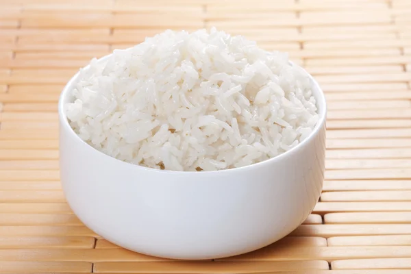 Gestoomde rijst in kom — Stockfoto