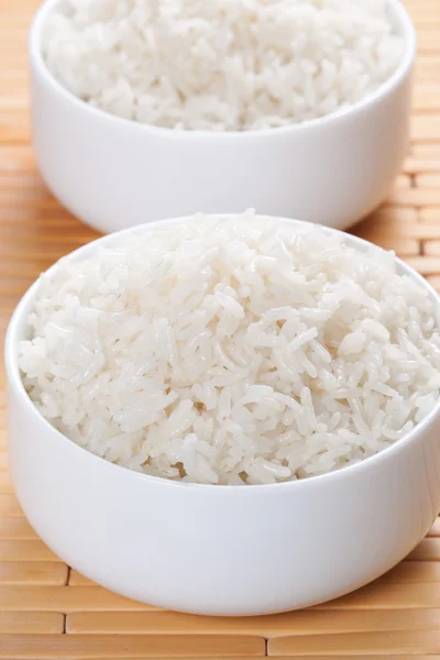 Spařenou rýži v misce — Stock fotografie