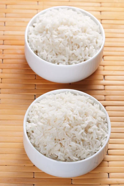 Рис на пару в миске — стоковое фото