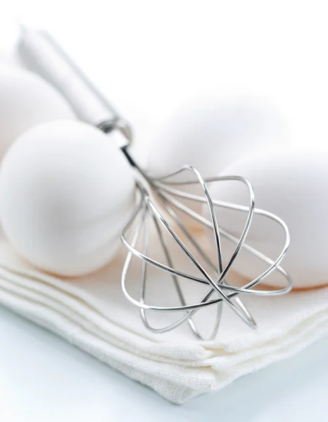 Taze yumurta ve çırpma teli — Stok fotoğraf