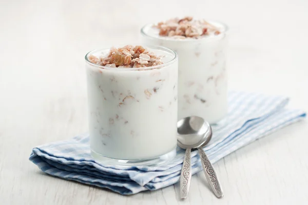 Йогурт и мюсли — стоковое фото