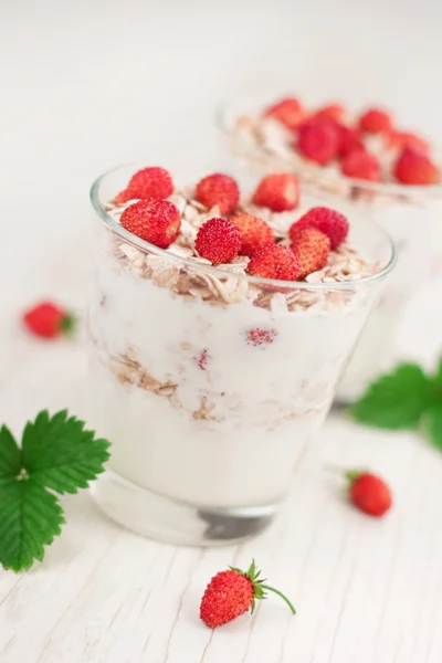 酸奶加意大利面和草莓 — 图库照片