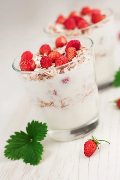 Jogurt z musli i truskawki — Zdjęcie stockowe