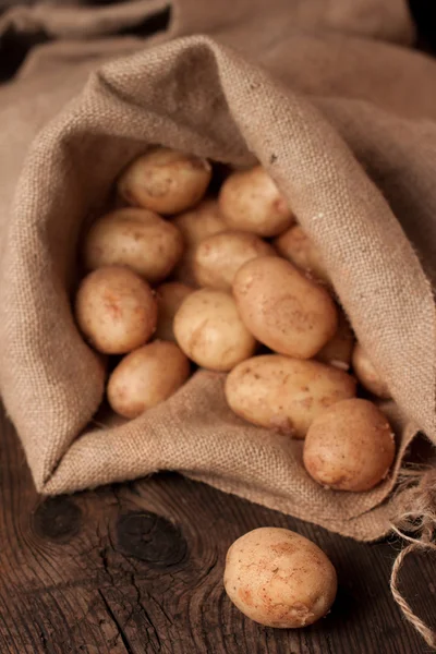 Aardappelen in zak — Stockfoto