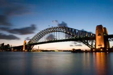 Sydney Limanı Köprüsü Alacakaranlıkta