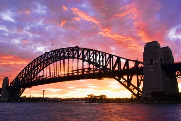Sydney Harbour Bridge in der Abenddämmerung Stockbild