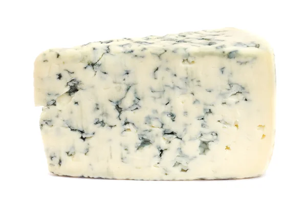 Stuk kaas met schimmel geïsoleerd op witte achtergrond — Stockfoto