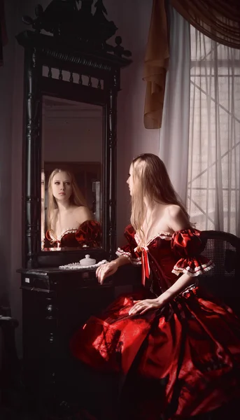 여자와 거울 — 스톡 사진