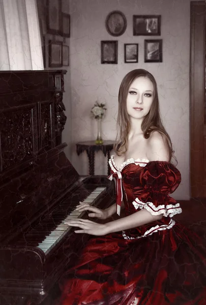 Vrouw en piano — Stockfoto
