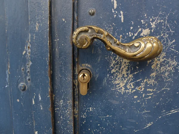 Maniglia dorata con foro della serratura su sfondo blu scuro — Foto Stock