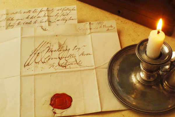 Régi levelet olvasni, Gyertyafény, az 1800-as években — Stock Fotó