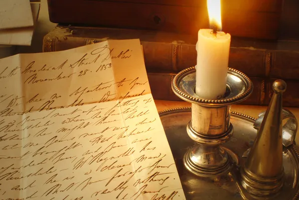 Чтение старого письма при свечах, элегантный почерк — стоковое фото