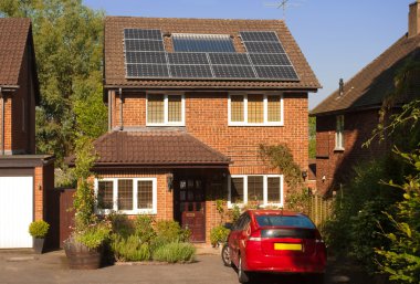 güneş panelleri üzerinde ev