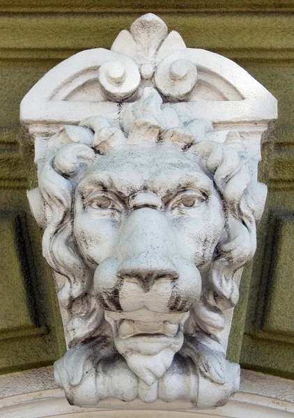 Scultura antica della testa di un leone — Foto Stock
