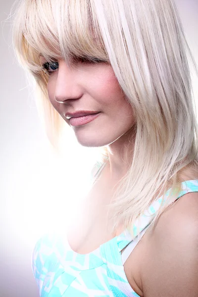 Prachtige blond meisje op achtergrond close-up — Stockfoto