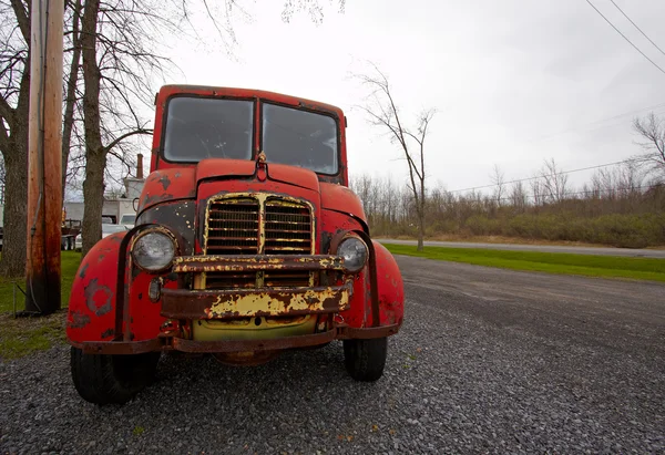 Viejo coche oxidado . — Foto de Stock
