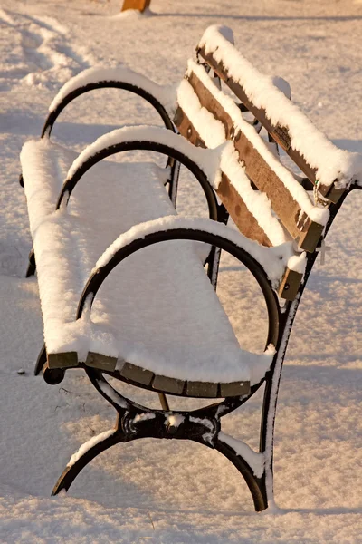 Snødekt parkbenk . – stockfoto