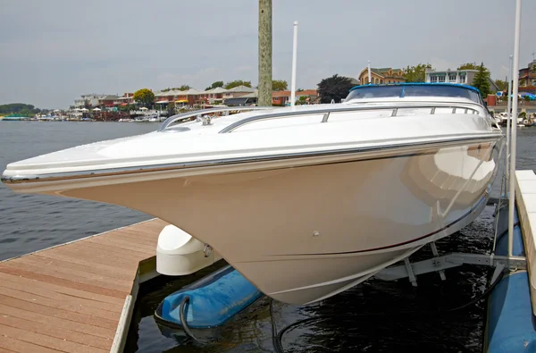 Motorboot in der Marina festgemacht. — Stockfoto