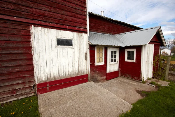 田舎の古い赤納屋. — ストック写真