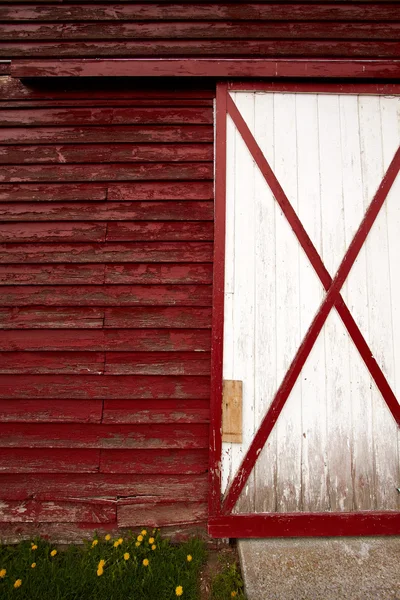 Muur en de deur op de oude rode schuur op het platteland. — Stockfoto
