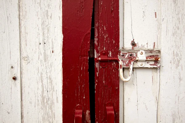 Oude geschilderd slot op de deur van de schuur. — Stockfoto