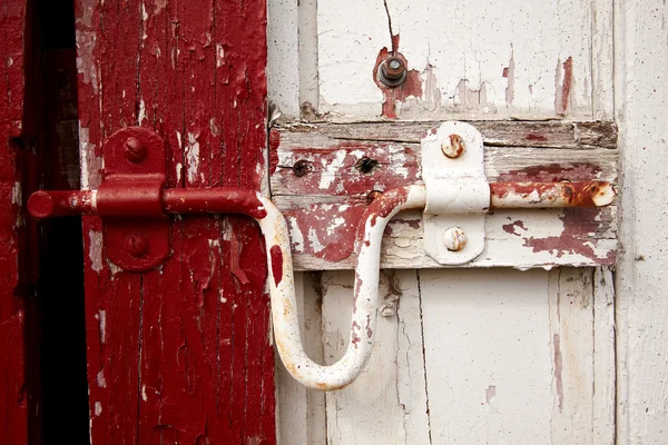 Oude geschilderd slot op de deur van de schuur. — Stockfoto