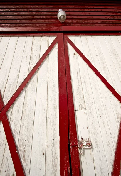 Gesloten deuren op de oude schuur. — Stockfoto