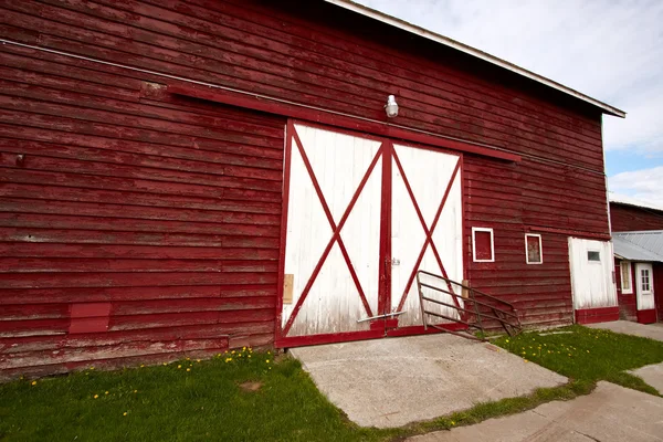 Antiguo granero rojo en el campo . — Foto de Stock