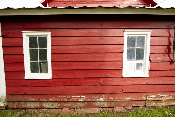 Стены и окна старого красного амбара . — стоковое фото
