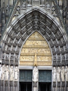 Köln Katedrali sokak görünümü.