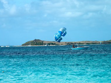 Karayiplerde parasailing.