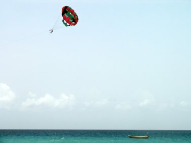 Karayiplerde parasailing.