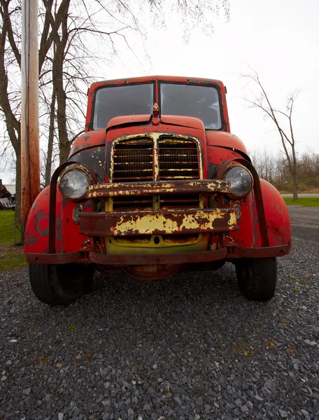 Roestige oude auto. — Stockfoto