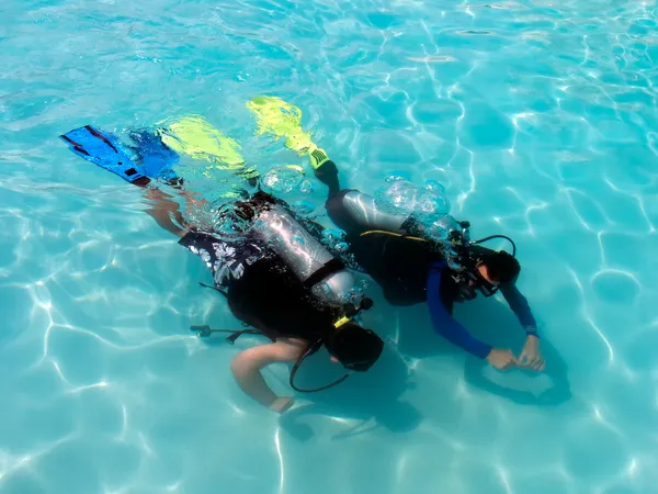 Um menino tendo aulas de mergulho no resort caribenho . — Fotografia de Stock