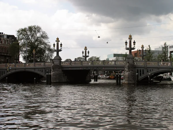 Una vista de la vieja Amsterdam, Países Bajos . —  Fotos de Stock
