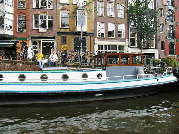 Una vista de la vieja Amsterdam, Países Bajos . —  Fotos de Stock