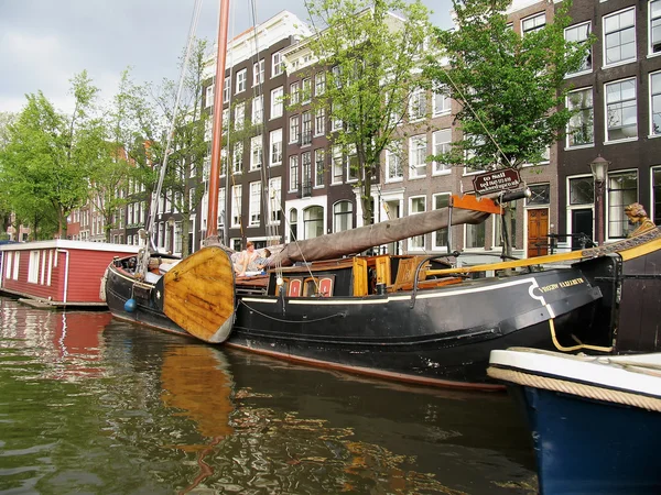 Uma vista da antiga Amsterdã, Holanda . — Fotografia de Stock